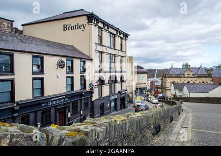 Derry / Londonderry, Regno Unito, marzo 2017. Derry City Market Street vista dalle mura della città in una giornata nuvolosa. Foto Stock