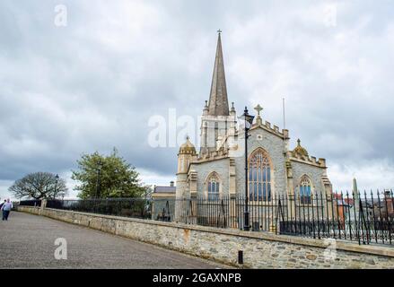 Derry / Londonderry, Regno Unito, marzo 2017. La Cattedrale di San Colombiano vista dalle Mura di Derry in una giornata nuvolosa. Foto Stock