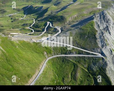 VISTA AEREA. Passo dell'Agnel che separa l'Italia (primo piano) dalla Francia, è uno dei passi di montagna più alti d'Europa a un'altitudine di 2744 m. Foto Stock