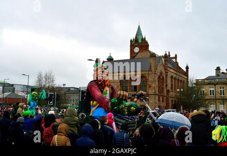 Londonderry, Irlanda del Nord, Regno Unito. Marzo 17, 2017. Sfilata annuale della città di Derry per celebrare il giorno di San Patrizio di fronte alla Guild Hall. Foto Stock