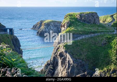 Famoso ponte di corda Carrick-a-Rede nell'Irlanda del Nord. Foto Stock