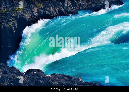 Blue Salto Grande Waterfall Chiudi Pehoe Lago Torres del Paine Parco Nazionale Patagonia Cile Foto Stock