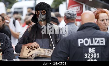 Berlino, Berlino/Germania, 1 agosto 2021. I cosiddetti "pensatori laterali" in Germania hanno richiesto numerosi raduni a Berlino nel primo anniversario di una grande manifestazione che ha quasi portato all'assalto del Bundestag tedesco. Il divieto di tutti gli eventi da parte delle autorità di assemblea è stato confermato dai tribunali. Tuttavia, ci sono stati incontri spontanei e conflitti con la polizia. Credit: Juergen Nowak/Alamy Live News Foto Stock