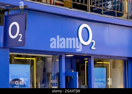 Chester, Cheshire, Inghilterra - Luglio 2021: Segno sopra l'entrata ad una filiale dei negozi di telefonia mobile O2. Foto Stock