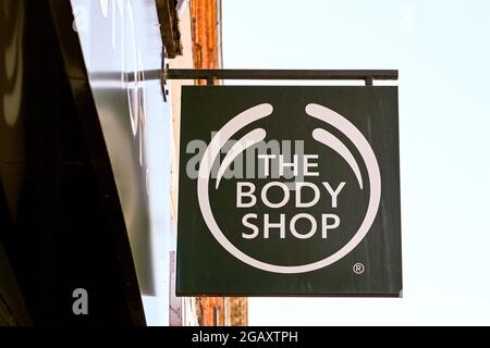 Chester, Cheshire, Inghilterra - Luglio 2021: Cartelli all'esterno di una filiale della catena di negozi Body Shop Foto Stock