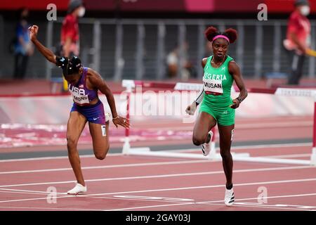 Tokyo, Giappone, 1 agosto 2021. Christina Clemons del Team United States e Tobi Amusan del Team Nigeria attraversano la linea durante la Semifinale degli Hurdles da 100m delle Donne, il giorno 9 dei Giochi Olimpici di Tokyo 2020 . Credit: Pete Dovgan/Speed Media/Alamy Live News Foto Stock