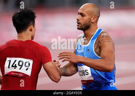 Tokyo, Giappone, 1 agosto 2021. Lamont Marcell Jacobs del Team Italy si congratula con Bingtian su del Team China durante la semifinale maschile del 9° giorno dei Giochi Olimpici di Tokyo 2020 . Credit: Pete Dovgan/Speed Media/Alamy Live News Foto Stock