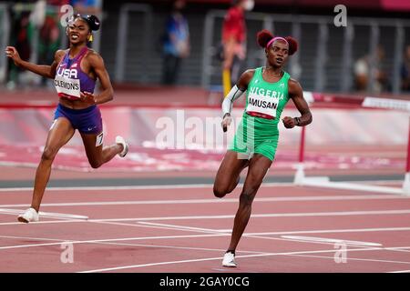 Tokyo, Giappone, 1 agosto 2021. Christina Clemons del Team United States e Tobi Amusan del Team Nigeria attraversano la linea durante la Semifinale degli Hurdles da 100m delle Donne, il giorno 9 dei Giochi Olimpici di Tokyo 2020 . Credit: Pete Dovgan/Speed Media/Alamy Live News Foto Stock