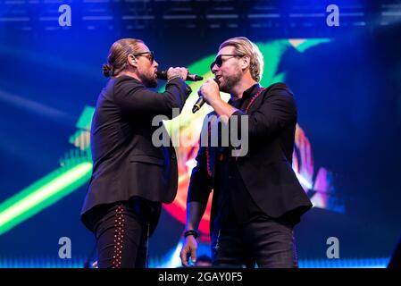 Keith Duffy e Brian McFadden di Boyzlife si esibiscono al festival musicale Fantasia di Maldon, Essex, Regno Unito. Cantare insieme Foto Stock