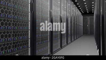 Le informazioni digitali viaggiano attraverso cavi in fibra ottica attraverso la rete e i server di dati dietro pannelli di vetro nella sala server del data center. Foto Stock