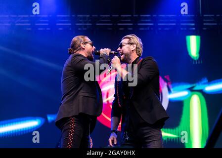 Keith Duffy e Brian McFadden di Boyzlife si esibiscono al festival musicale Fantasia di Maldon, Essex, Regno Unito. Cantare insieme Foto Stock