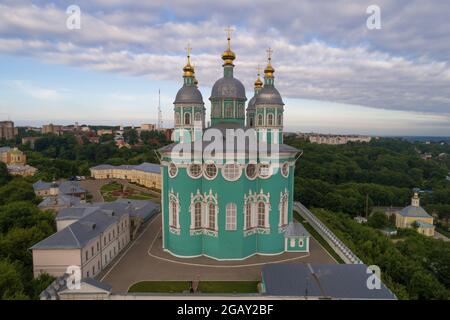 Antica Cattedrale dell'Assunzione in una mattinata di luglio (ripresa da un quadricottero). Smolensk, Russia Foto Stock