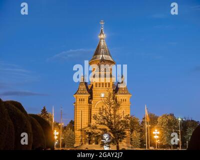 Timisoara, Romania - 06.19.2021:Vista con Cattedrale Metropolitana Ortodossa (catedrala Mitropolitană Ortodoxă) , a Timisoara. Fotografia notturna Foto Stock