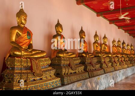 BANGKOK, THAILANDIA - dic 28, 2018: Galleria con statue di Buddha seduto nel cortile di Wat Pho (Tempio del Buddha reclinato) Foto Stock