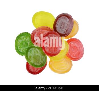 Un mucchio di dolci duri multicolore isolati su bianco. Vista dall'alto. Foto Stock