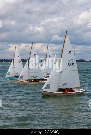 piccoli yacht e gommoni che corrono durante la settimana annuale di cowes, regata di vela e yacht sull'isola di wight, regno unito Foto Stock