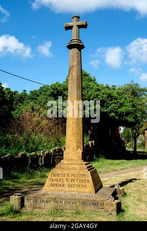 Il memoriale di guerra in St. Mary`s Churchyard, Cropredy, Oxfordshire, Inghilterra, Regno Unito Foto Stock