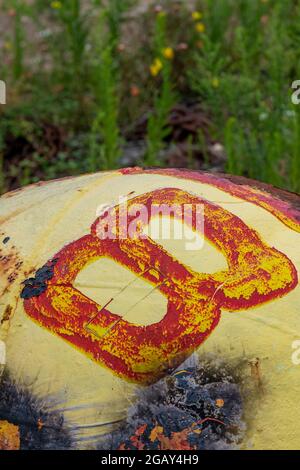 vecchia boa arrugginita, boa marina corrode, vecchia boa arrugginita gialla, boa nautica dipinta con un numero 8, boa marcatore canale con il numero 8 su di essa. Foto Stock