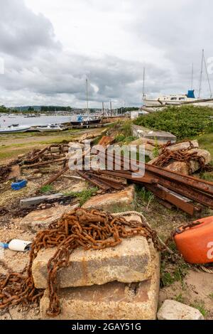 vecchie pietre, rocce e detriti a bassa marea in un vecchio cantiere al scavatore, bembridge, isola di wight. Foto Stock