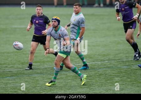 Newcastle, Regno Unito. 20 Marzo 2021. NEWCASTLE UPON TYNE, Regno Unito 1 AGOSTO Louis Jouffret di Whitehaven esce un pass durante la partita TRA Newcastle Thunder e Whitehaven RLFC a Kingston Park, Newcastle, domenica 1 agosto 2021. (Credit: Chris Lishman | MI News) Credit: MI News & Sport /Alamy Live News Foto Stock