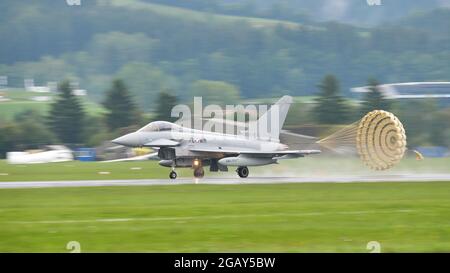 Zeltweg, Austria 6 SETTEMBRE 2019 il jet del combattente atterra con il paracadute aperto sulla pista in una giornata intensa di pioggia. Eurofighter Typhoon dell'Aeronautica militare austriaca Foto Stock