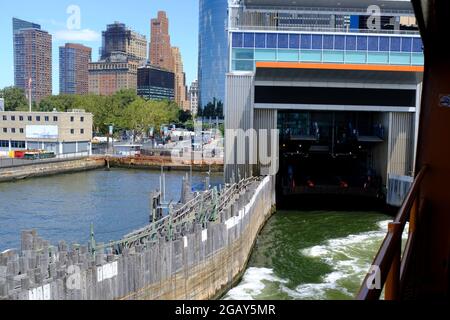 Vista dal traghetto per Staten Island che porta al Whitehall Terminal di New York City Foto Stock