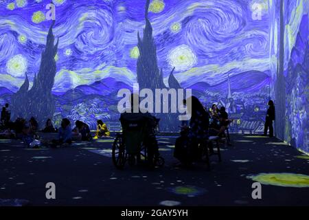 I clienti all'interno dell'esperienza coinvolgente Vincent Van Gogh a New York City Foto Stock