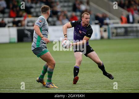 Newcastle, Regno Unito. 20 Marzo 2021. NEWCASTLE UPON TYNE, UK 1 AGOSTO Josh Woods di Newcastle Thunder cerca di scaricare durante la partita TRA Newcastle Thunder e Whitehaven RLFC a Kingston Park, Newcastle domenica 1 agosto 2021. (Credit: Chris Lishman | MI News) Credit: MI News & Sport /Alamy Live News Foto Stock