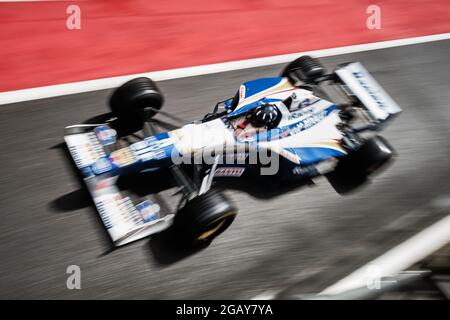 Towcester, Northamptonshire, Regno Unito. 1 agosto 2021. Il campione del mondo di Formula uno Damon Hill lascia i box nella sua vettura Williams F1 durante il Classic Motor Racing Festival al circuito di Silverstone (Foto di Gergo Toth / Alamy Live News) Foto Stock