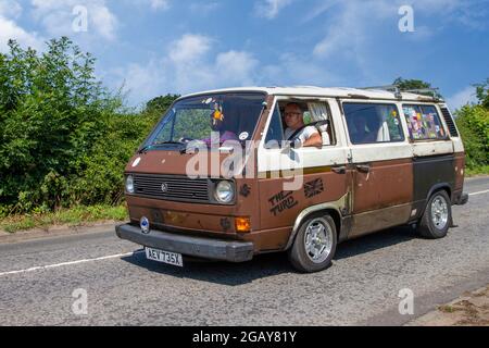 1981 80s anni '80 crema marrone VW Volkswagen caravan motorhome kombi, camper e camper su strade britanniche, camper, camper, vacanze in famiglia, roulotte, vacanze turismo, vacanze caravan, Conversioni di furgoni, Vanagon autohome, lungo il tragitto per Capesthorne Hall classica mostra di luglio, Cheshire, Regno Unito Foto Stock