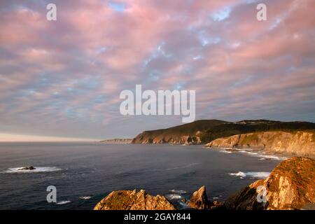 Le scogliere di Loiba e Punta Estaca de Bares sullo sfondo, costa nord atlantica della Galizia, Spagna Foto Stock