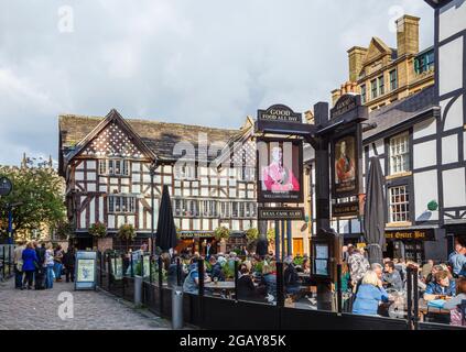 L'Old Wellington Inn a graticcio e il Sinclair's Oyster Bar in Shambles Square, nel centro di Manchester, nel nord-ovest dell'Inghilterra, affollato da ristoranti all'aperto Foto Stock