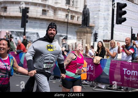 Londra, Inghilterra, Regno Unito - 1 agosto 2021: I corridori partecipano alla mezza maratona dei monumenti di Londra. Credit: Loredana Sangiuliano / Alamy Live News Foto Stock