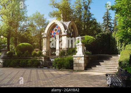 Un ruscello di vetro e un gazebo nel Parco Nazionale di Kislovodsk Foto Stock