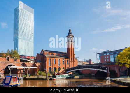 Edificio classificato di grado II, Castlefield Congregational Chapel, Castlefield Basin, di fronte alla Beetham (Hilton) Tower, Deansgate, Manchester (ora uffici) Foto Stock
