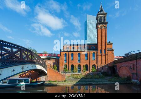 Edificio classificato di grado II, Castlefield Congregational Chapel, Castlefield Basin, di fronte alla Beetham Tower, Deansgate, Manchester (ora uffici) Foto Stock