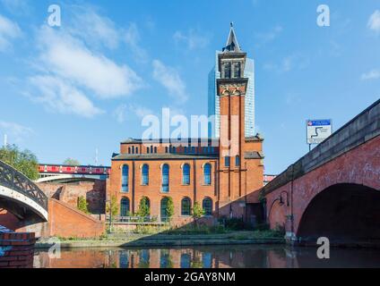 Edificio classificato di grado II, Castlefield Congregational Chapel, Castlefield Basin, di fronte alla Beetham Tower, Deansgate, Manchester (ora uffici) Foto Stock