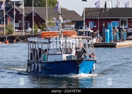 Nave di collegamento che si avvicina a Merisatama da Liuskasaari nel distretto di Ullanlinna di Helsinki, Finlandia Foto Stock