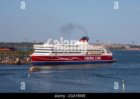 Nave da crociera o traghetto Viking Xpres della compagnia di navigazione Viking Line ormeggiata nel distretto di Katajanokka di Helsinki, Finlandia Foto Stock