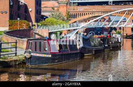 Vista dall'alzaia di barche strette dal Merchants' Bridge sul Bridgewater Canal e viadotto ferroviario, Castleford Basin, Manchester, Inghilterra nord-occidentale Foto Stock
