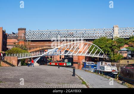 Vista dall'alzaia del ponte pedonale Merchants' Bridge sul canale Bridgewater e viadotto ferroviario, Castleford Basin, Manchester, Inghilterra nord-occidentale, Regno Unito Foto Stock