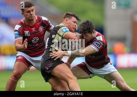 Keanan Brand (24) di Leigh Centurions è affrontato da John Bateman (13) dei Guerrieri di Wigan Foto Stock