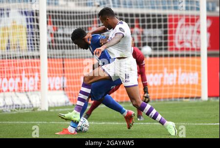 Michael Ngadeu Ngadui di Gent e Musashi Suzuki di Beerschot combattono per la palla durante una partita di calcio tra KAA Gent e Beetschot VA, domenica 01 agosto Foto Stock