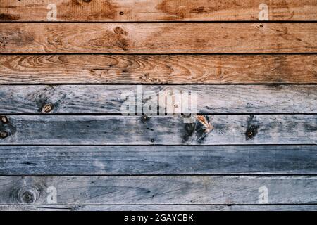 Tavole rustiche in legno grigio e grezza fondo parete o struttura Foto Stock