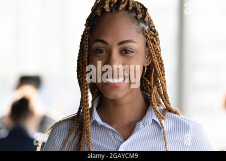 Ritratto di felice bella giovane donna d'affari hipster afroamericana. Foto Stock