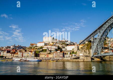 Vista sulla città di Porto e sul ponte Dom Luís i sul fiume Douro Foto Stock