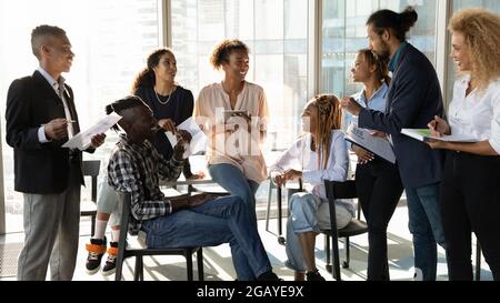 Felice giovane donna afro-americana capo leader negoziati riunione. Foto Stock