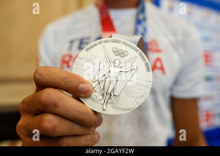 Otopeni, Romania - 1 agosto 2021: Dettagli con una medaglia d'argento ai Giochi Olimpici di Tokyo 2020 vinta da un atleta rumeno. Foto Stock