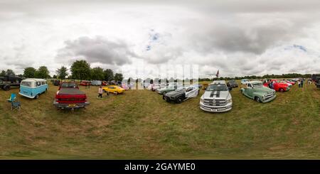 Visualizzazione panoramica a 360 gradi di Trinity Park, Ipswich – 2021 agosto. I club proprietari di auto che espongono i loro rispettivi veicoli, automobili e giostre durante il Festival annuale delle ruote