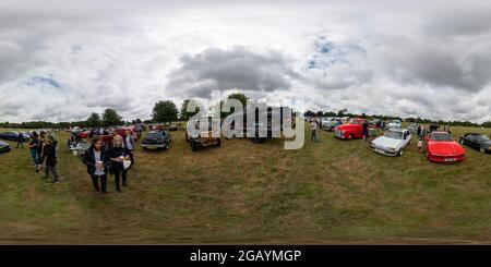 Visualizzazione panoramica a 360 gradi di Trinity Park, Ipswich – 2021 agosto. I club proprietari di auto che espongono i loro rispettivi veicoli, automobili e giostre durante il Festival annuale delle ruote